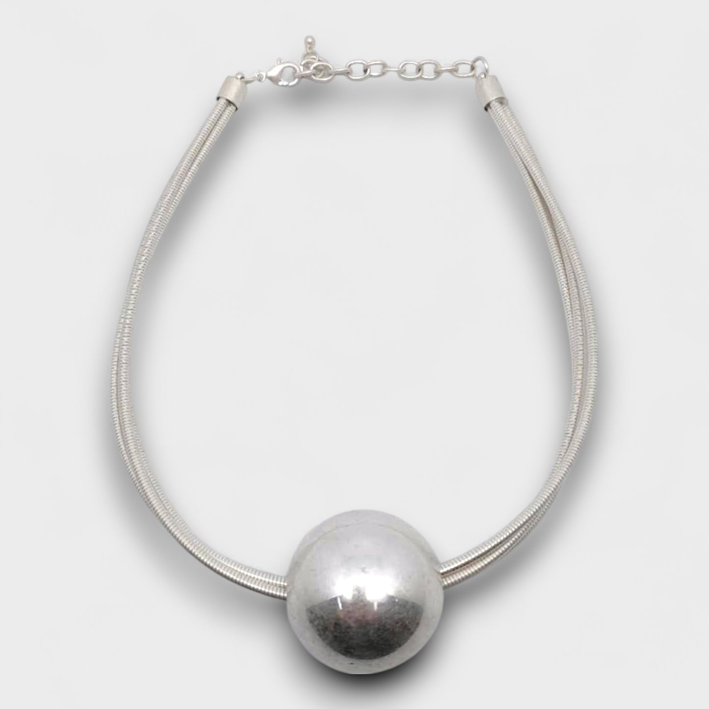 Collana “Luna Piena” – Design Minimal con Maxi Sfera