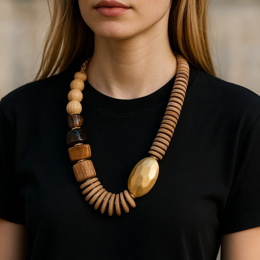 Collana Geometrica Naturale con Dettaglio Dorato