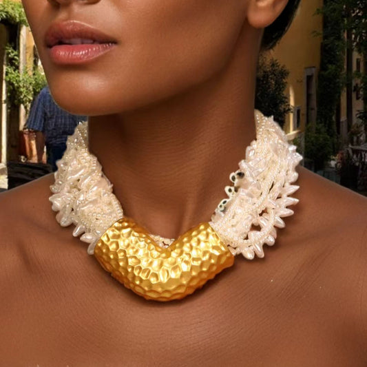 Collana "Perla Regale" – Multifilo con Dettaglio Dorato