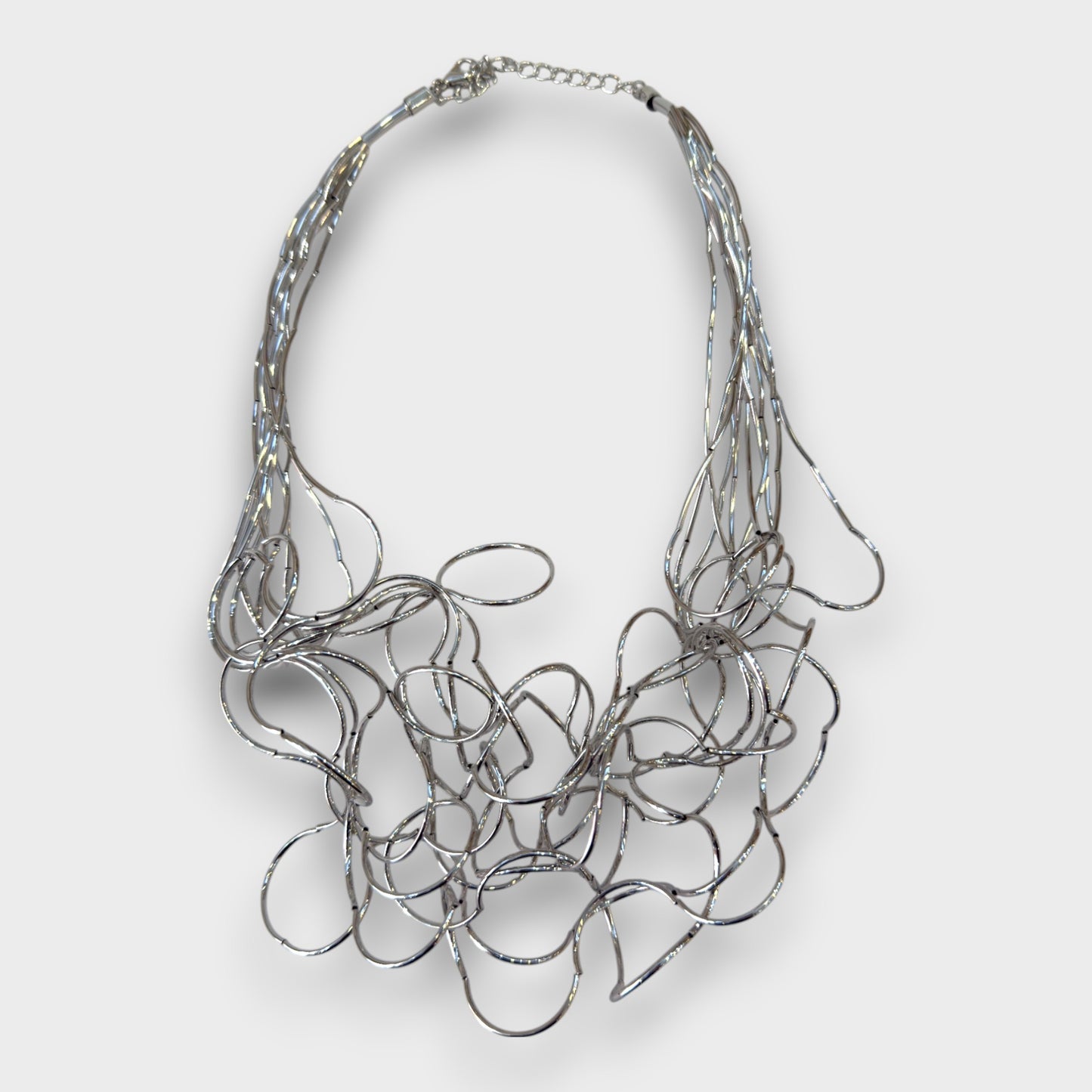 Collana Scultura Metallica – Disponibile in Oro, Argento e Tricolore