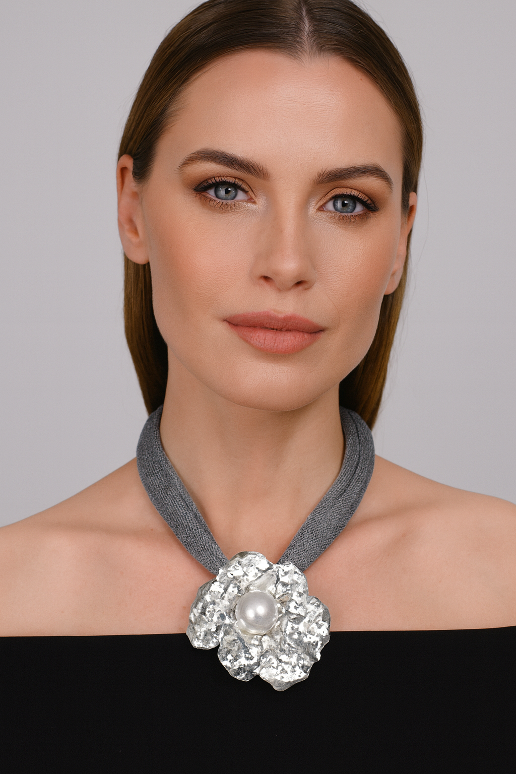 Collana Fiore Scultoreo β Maglia Metallica con Perla