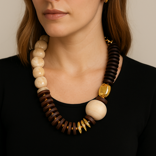 Collana Asimmetrica Naturale – Perle, Legno e Dettagli Dorati
