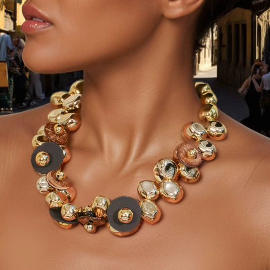 Collana "Oro Selvaggio" – Perle Irregolari e Dettagli Marroni