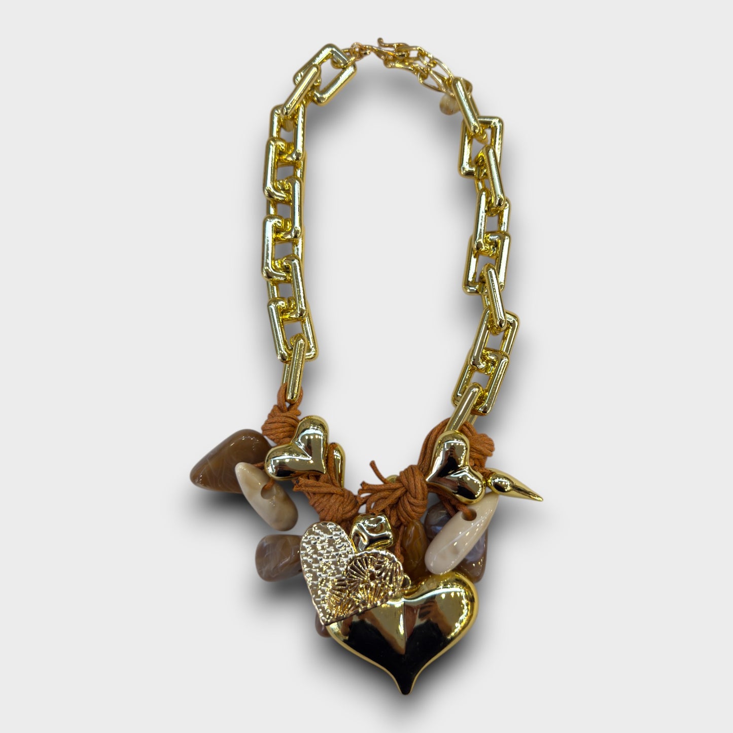 Collana Cuore Dorato con Catena Bold e Dettagli Naturali