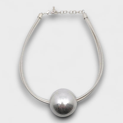 Collana “Luna Piena” – Design Minimal con Maxi Sfera
