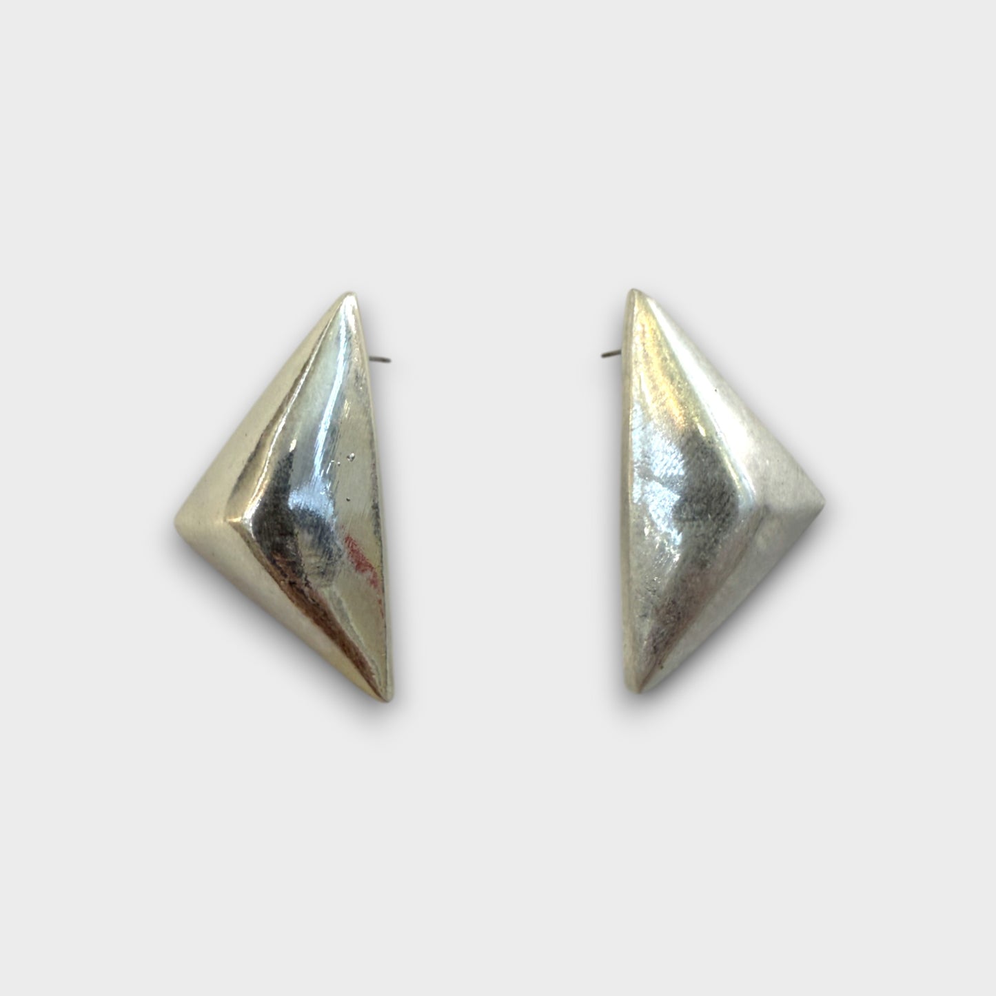 Orecchini Piramide Moderna – Minimalismo Grafico in Oro o Argento