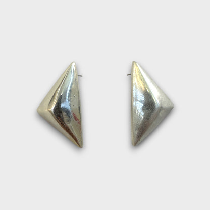 Orecchini Piramide Moderna – Minimalismo Grafico in Oro o Argento