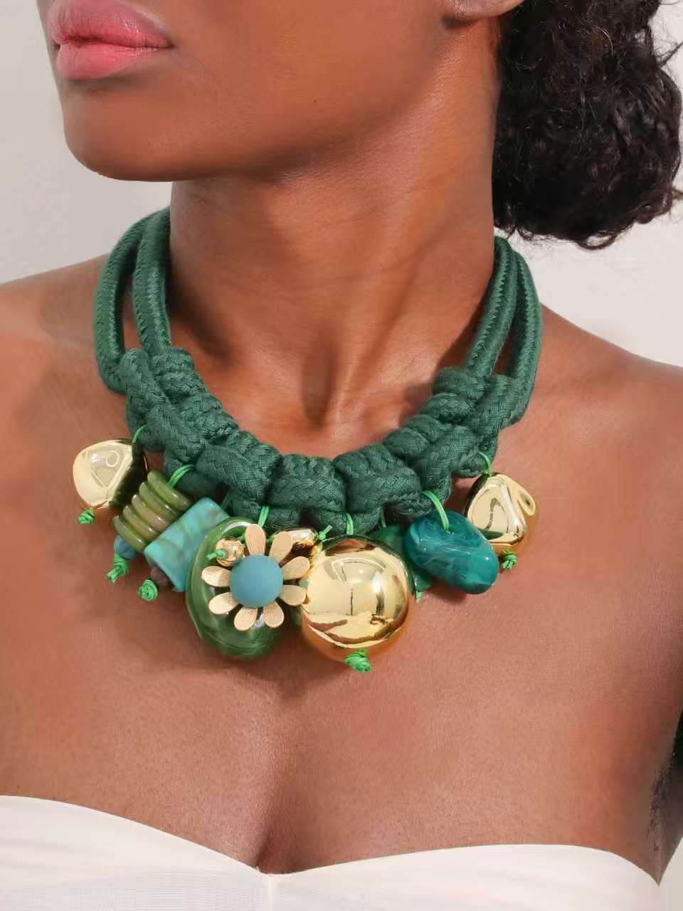 Collana Nodo Chic con Perle Pendenti – Nero / Verde / Cammello