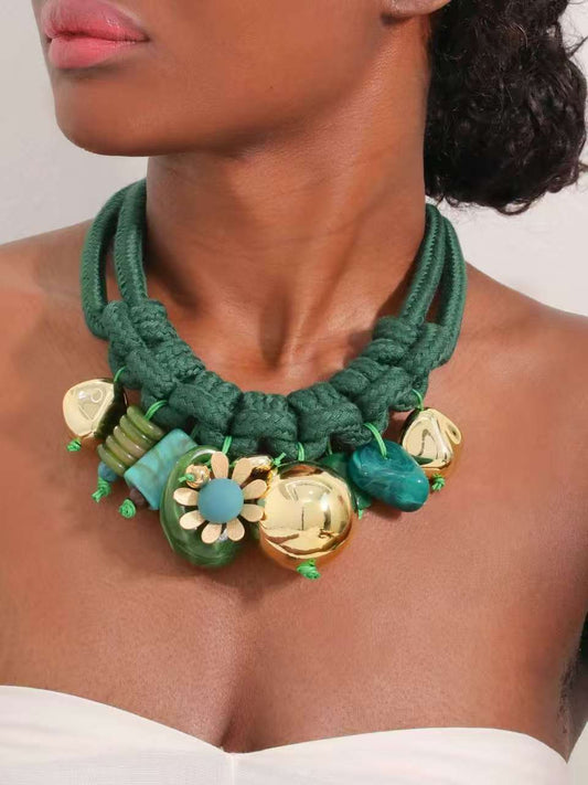 Collana Nodo Chic con Perle Pendenti – Nero / Verde / Cammello