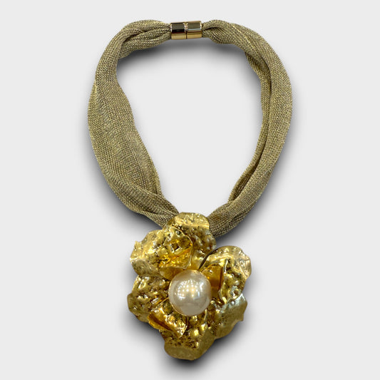 Collana Fiore Scultoreo – Maglia Metallica con Perla