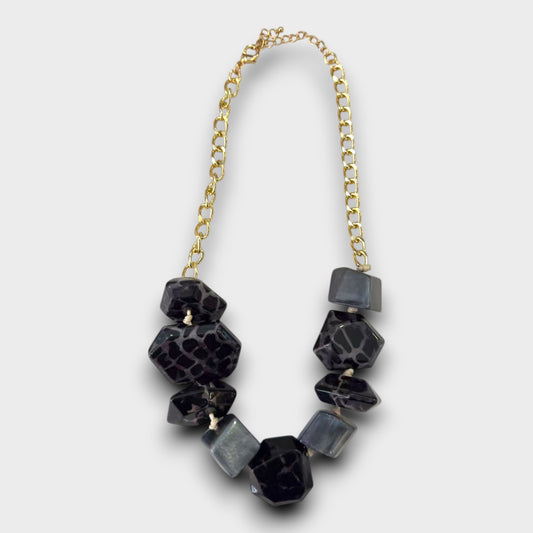 Collana Chunky Leopardata – Perle Geometriche e Catena Dorata