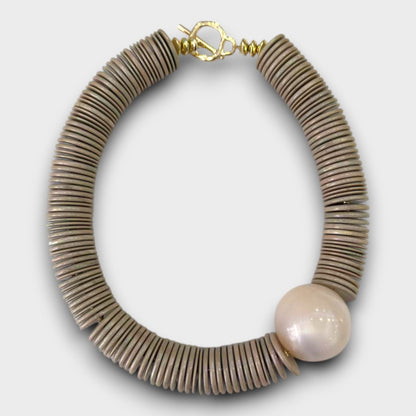 Collana Bold con Maxi Perla – Design Essenziale in Beige o Marrone