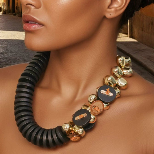 Collana Tribale con Dettagli Dorati – Marrone / Nero