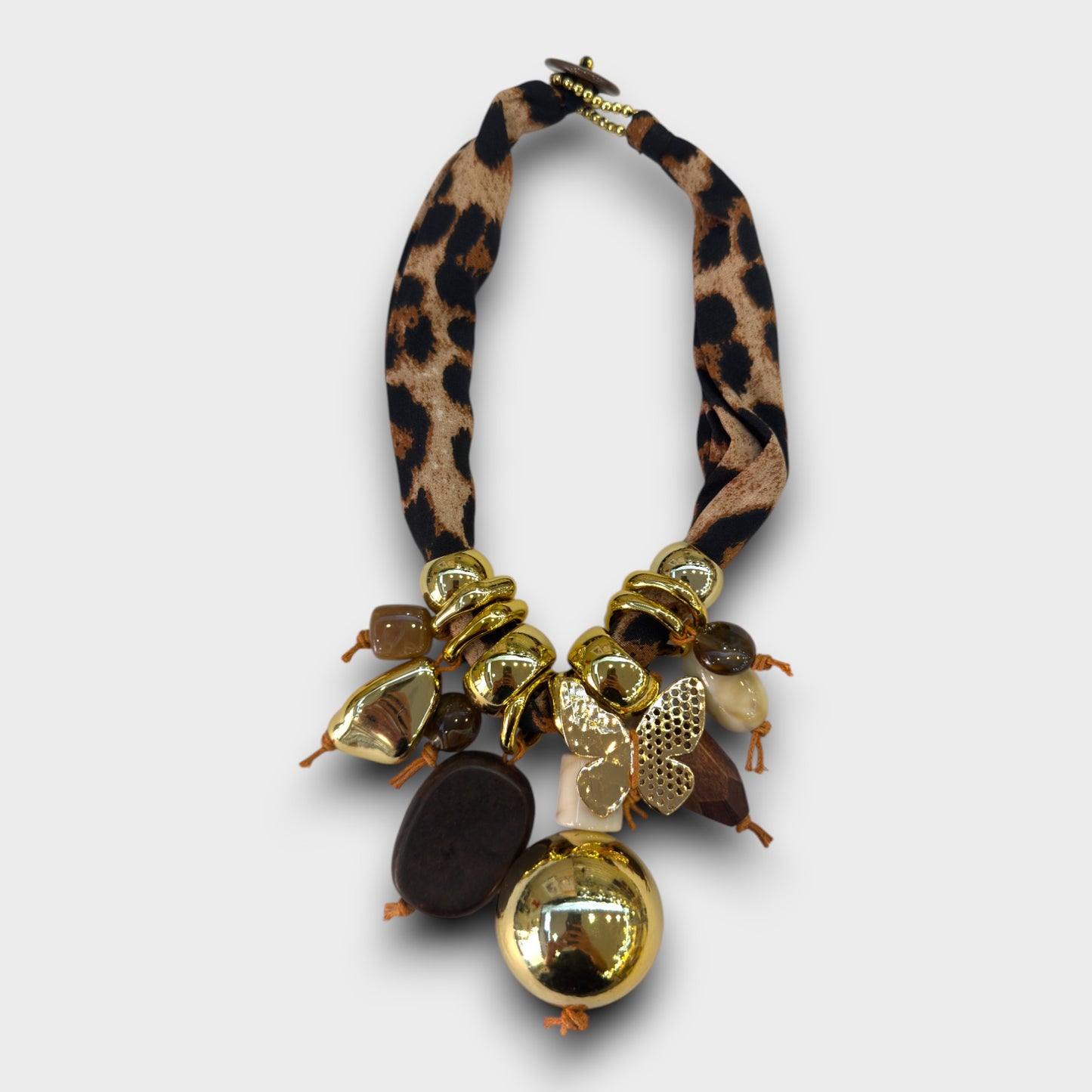 Collana Safari Glam con Farfalla Dorata e Maxi Perle