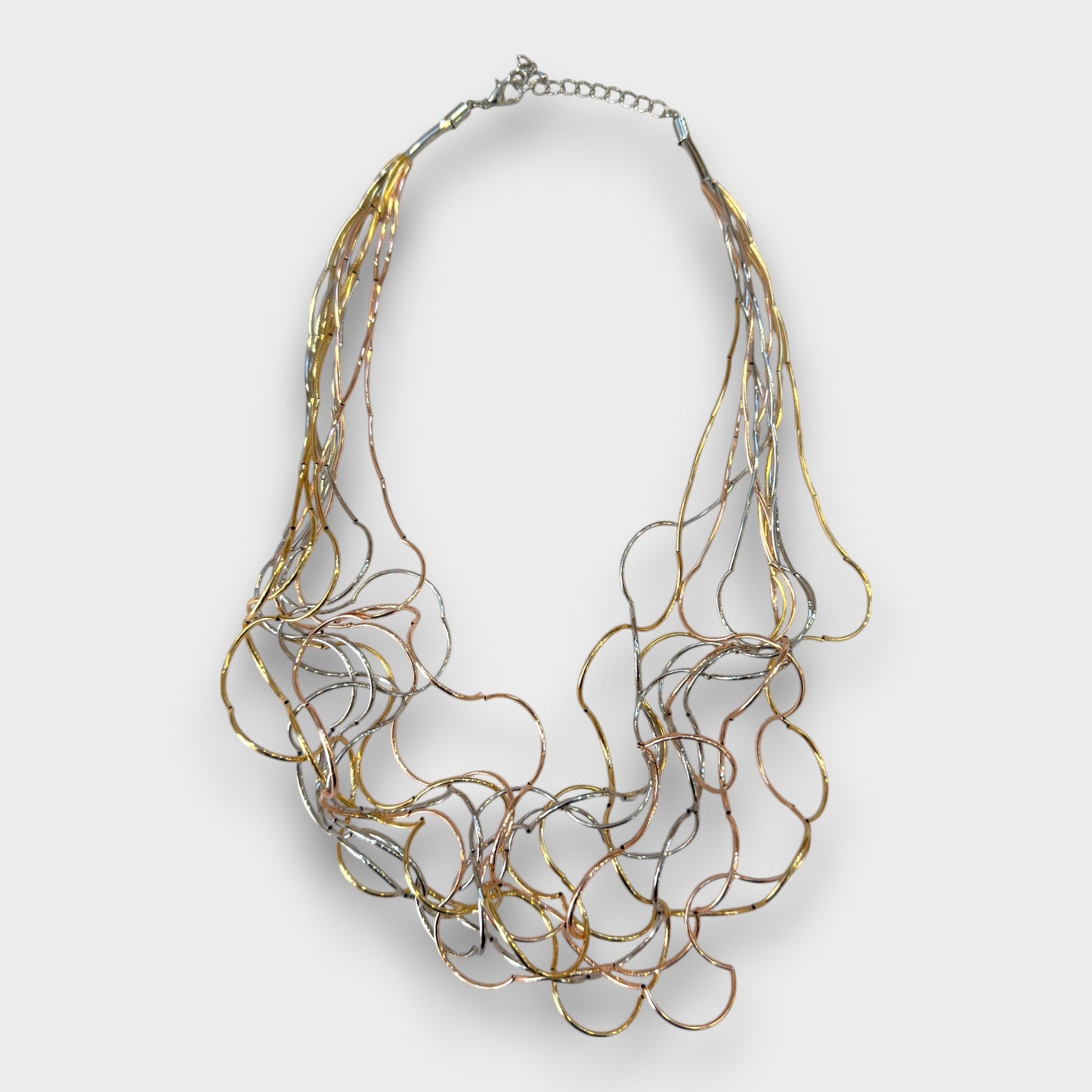 Collana Scultura Metallica – Disponibile in Oro, Argento e Tricolore