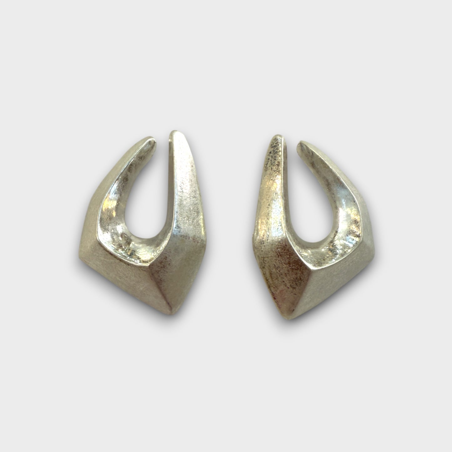 Orecchini Architettura Moderna – Design Geometrico in Oro o Argento