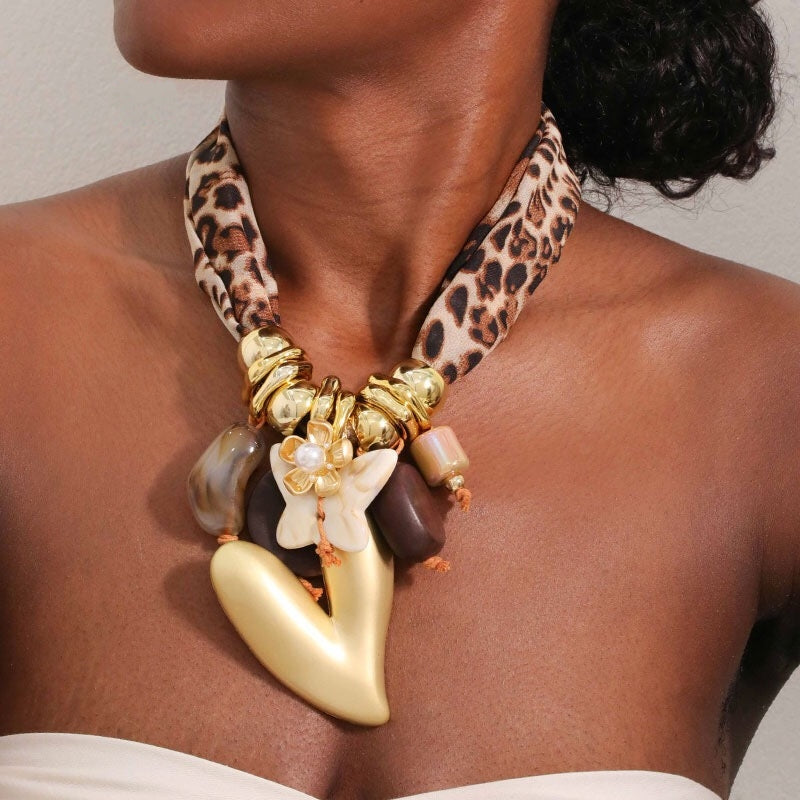 Collana Cuore Dorato con Fiore e Perle – Fantasia Animalier