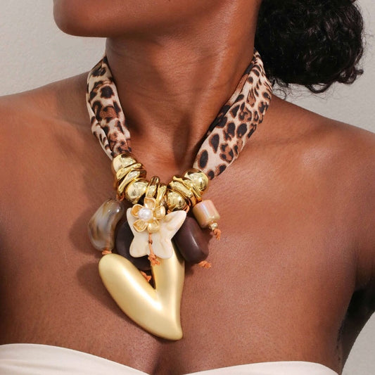 Collana Cuore Dorato con Fiore e Perle – Fantasia Animalier