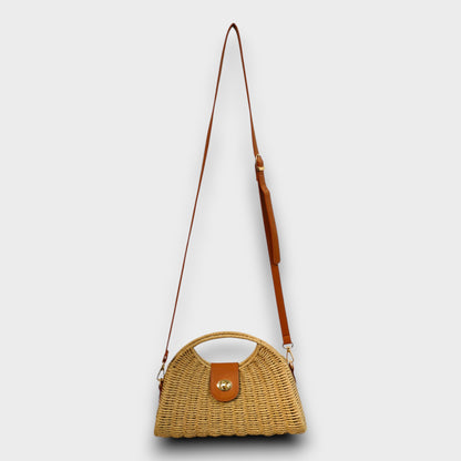 Borsa Trapezio Intrecciata – Stile Vintage con Tracolla Regolabile