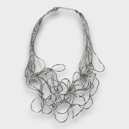 Collana Scultura Metallica – Disponibile in Oro, Argento e Tricolore