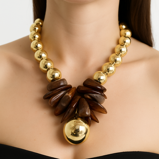 Collana Tribal Chic con Perle Dorate e Pietre in Resina