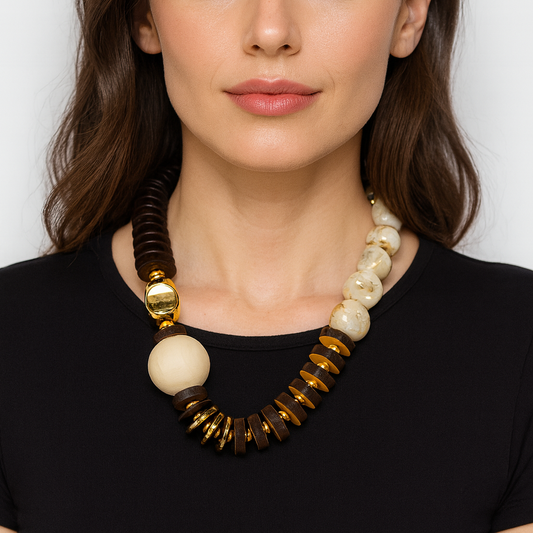 Collana Contrasti Naturali – Legno, Perle e Oro