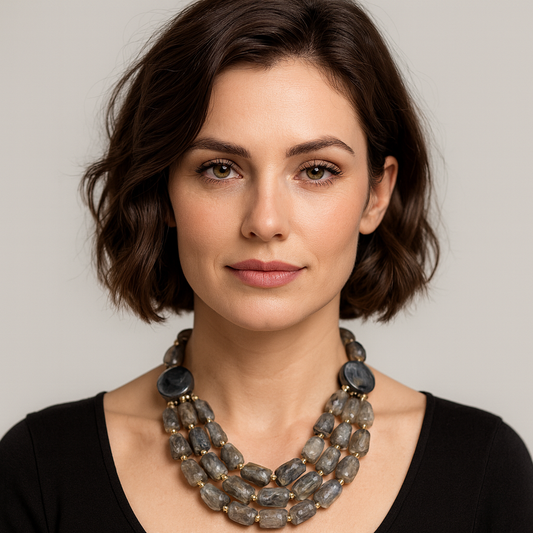 Collana Multistrato in Resina – Tono Nero e Grigio Fumo