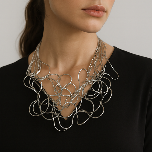 Collana Scultura Metallica – Disponibile in Oro, Argento e Tricolore
