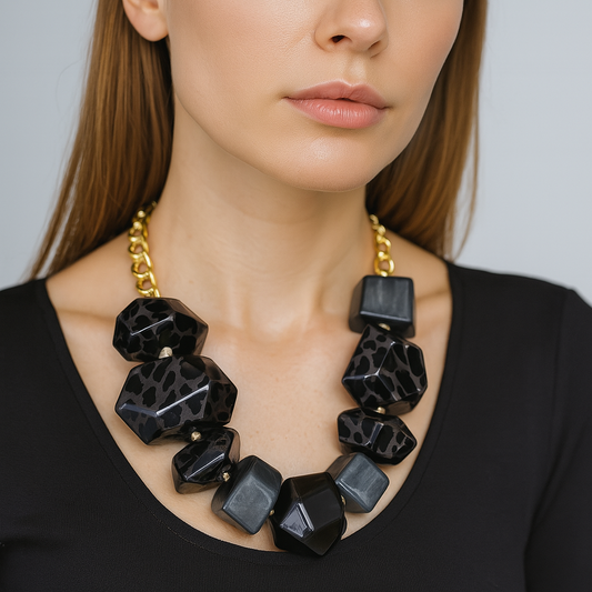 Collana Chunky Leopardata – Perle Geometriche e Catena Dorata
