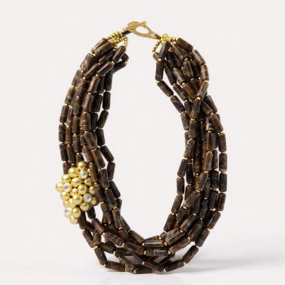 Collana "Eleganza Intensa" – Perle Tubolari Marroni con Dettaglio Dorato