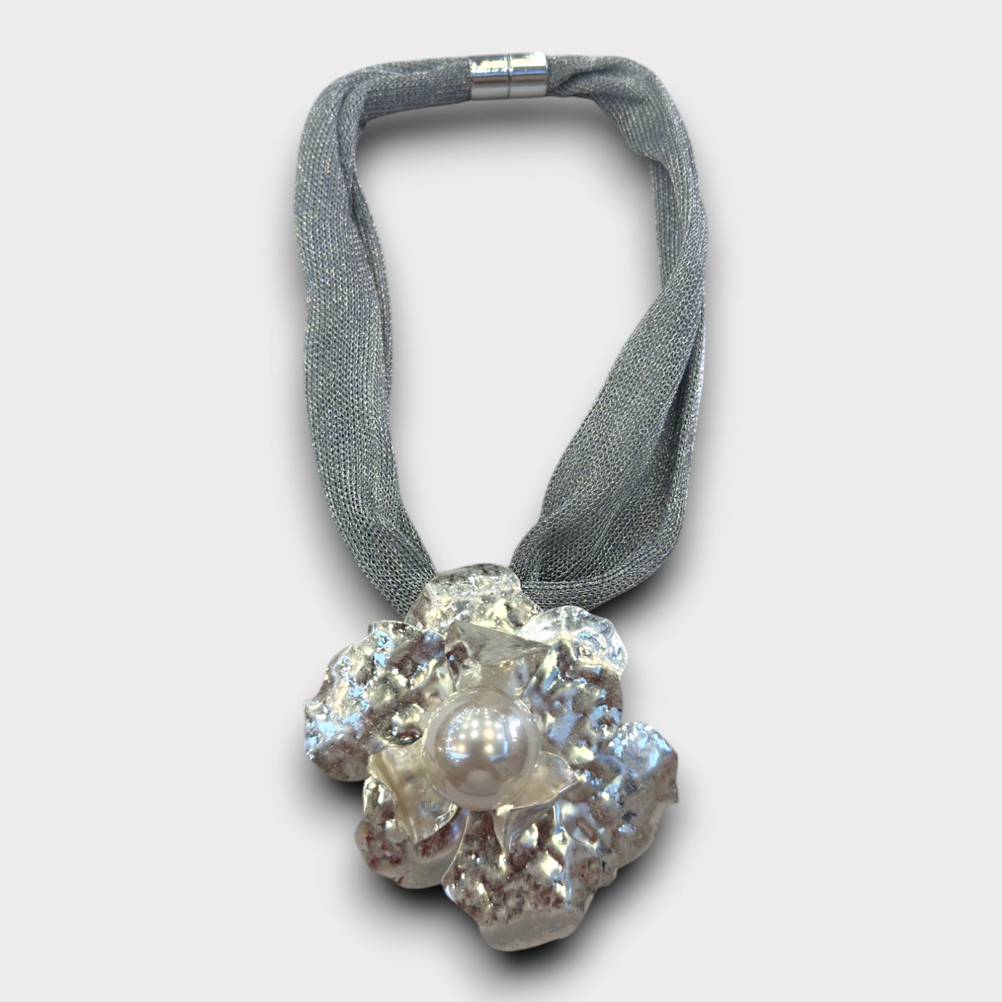 Collana Fiore Scultoreo – Maglia Metallica con Perla