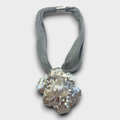 Collana Fiore Scultoreo – Maglia Metallica con Perla