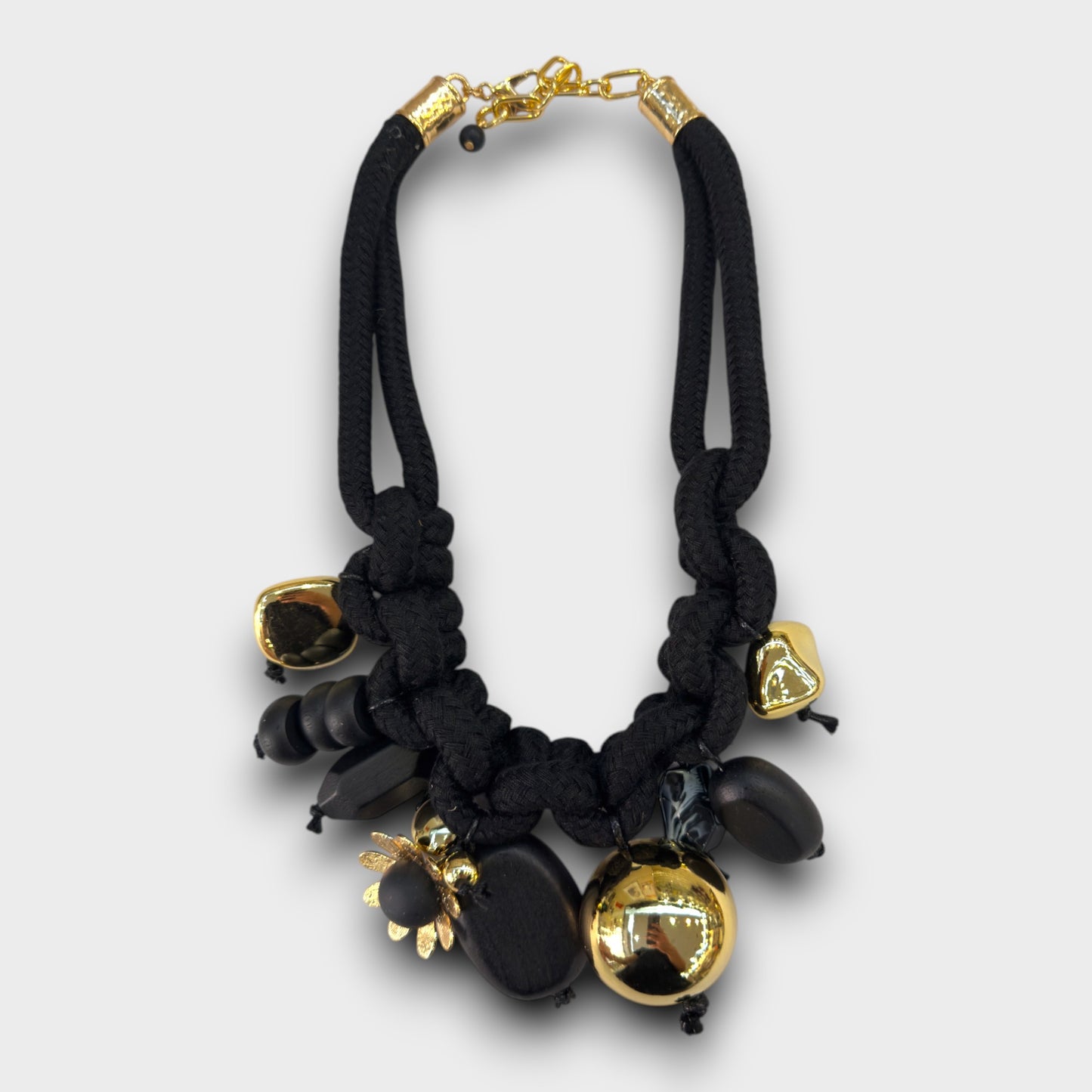 Collana Nodo Chic con Perle Pendenti – Nero / Verde / Cammello