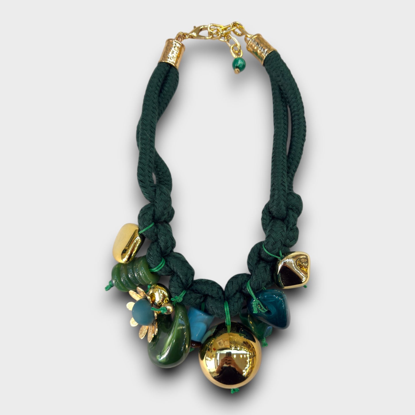 Collana Nodo Chic con Perle Pendenti – Nero / Verde / Cammello
