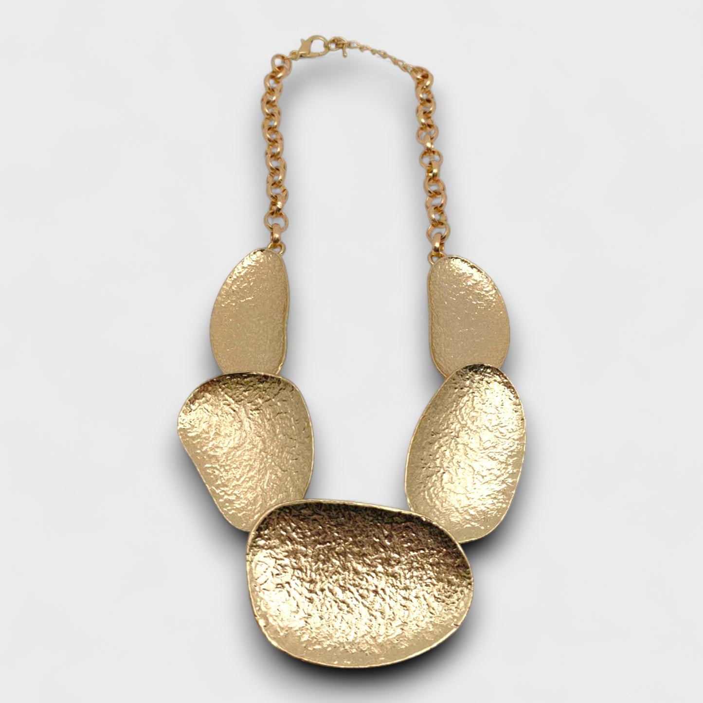 Collana “Pietra Scultorea” – Design Organico in Metallo Martellato