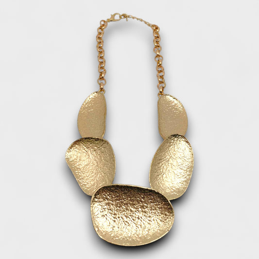 Collana “Pietra Scultorea” – Design Organico in Metallo Martellato