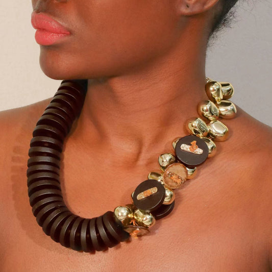 Collana Tribale con Dettagli Dorati – Marrone / Nero