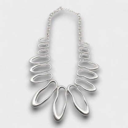 Collana “Onda Moderna” – Catena Scultorea con Maglie Organiche