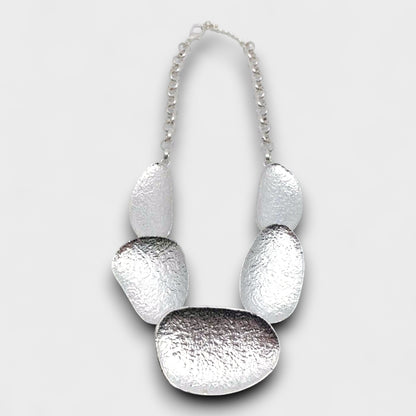 Collana “Pietra Scultorea” – Design Organico in Metallo Martellato