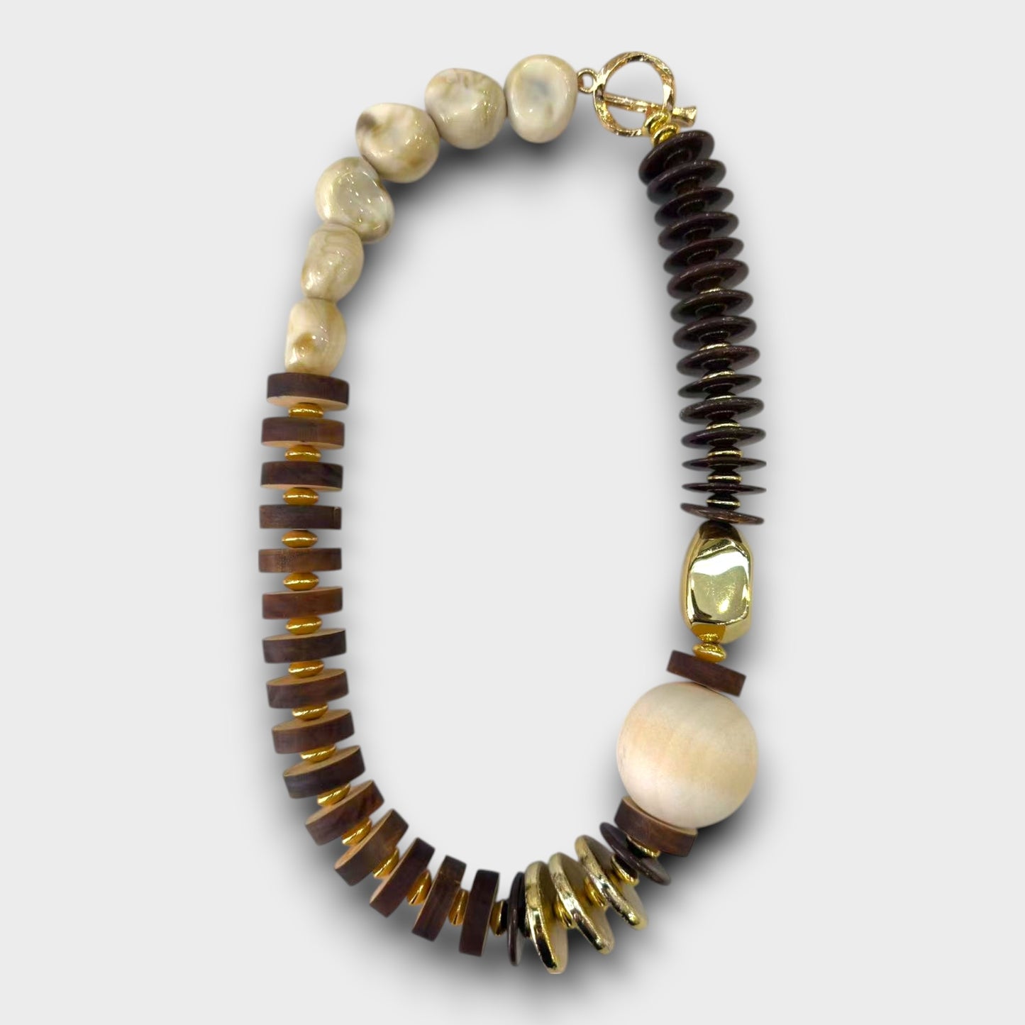 Collana Asimmetrica Naturale – Perle, Legno e Dettagli Dorati