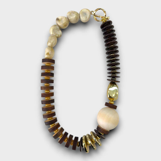 Collana Asimmetrica Naturale – Perle, Legno e Dettagli Dorati