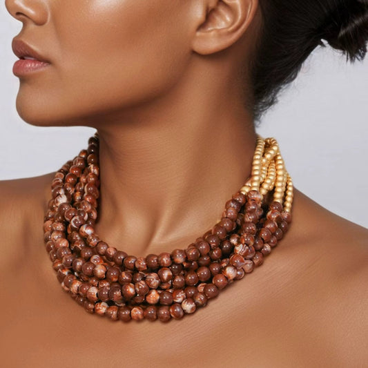 Collana "Savana Chic" – Perle Multifilo con Dettagli Dorati