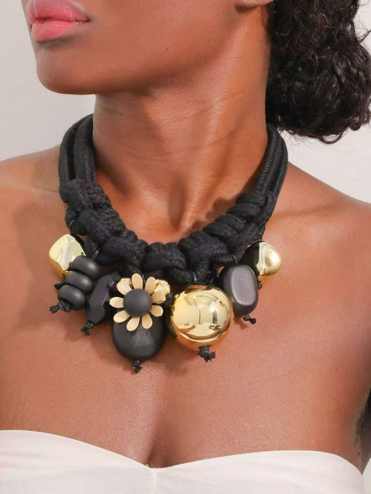 Collana Nodo Chic con Perle Pendenti – Nero / Verde / Cammello