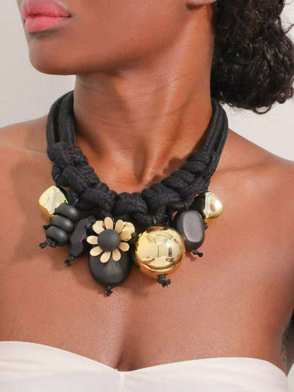 Collana Nodo Chic con Perle Pendenti – Nero / Verde / Cammello