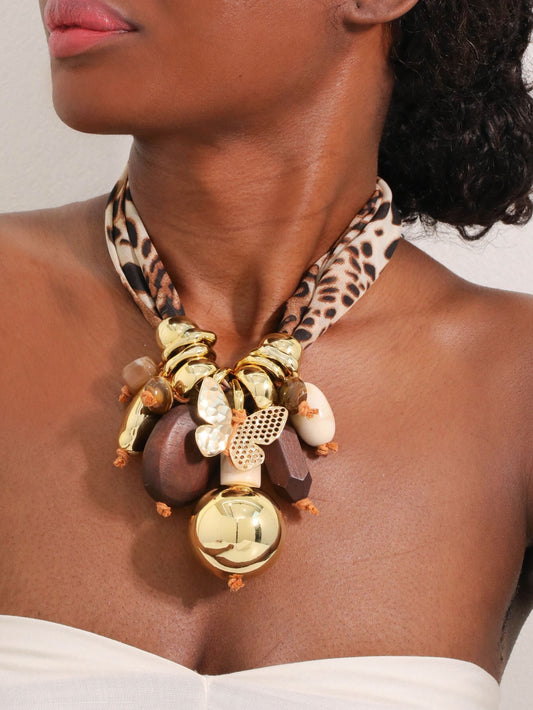 Collana Safari Glam con Farfalla Dorata e Maxi Perle