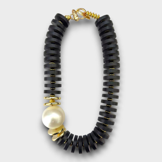 Collana Statement con Perla – Nero o Marrone con Dettagli Dorati