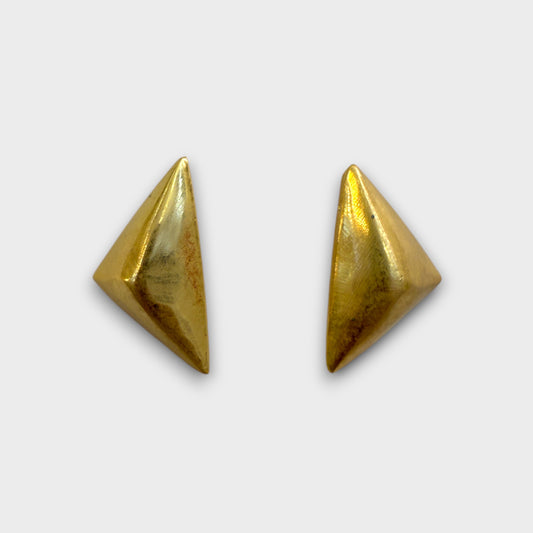 Orecchini Piramide Moderna – Minimalismo Grafico in Oro o Argento