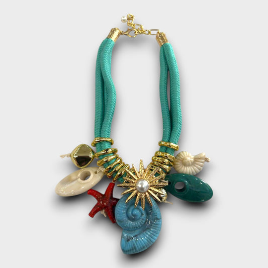 Collana Charms Mare – Corallo, Conchiglie e Sole Mediterraneo