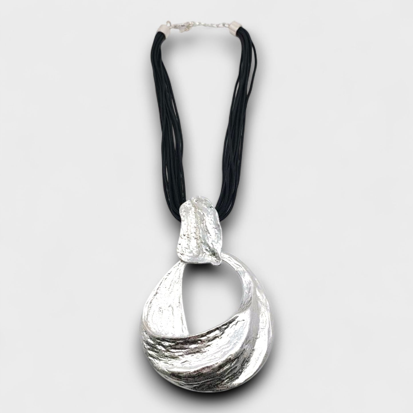 Collana Scultura Armonia – Pendente Astratto su Cordoncini Neri