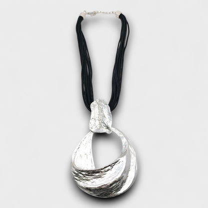 Collana Scultura Armonia – Pendente Astratto su Cordoncini Neri